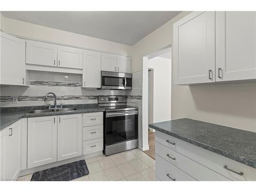 25-151 Parnell Road, St. Catharines, ON - Indoor Photo Showing Kitchen With Double Sink