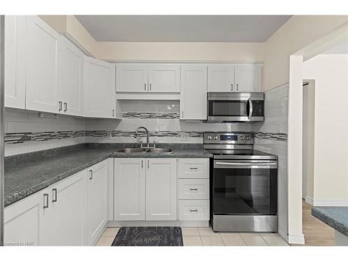 25-151 Parnell Road, St. Catharines, ON - Indoor Photo Showing Kitchen With Double Sink
