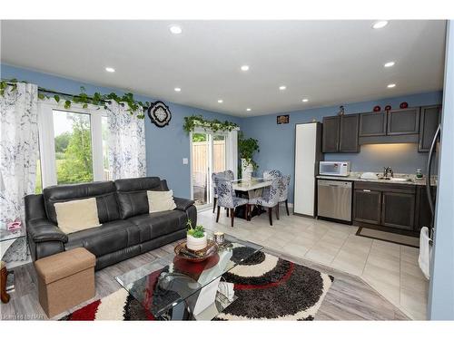 44 Haney Drive, Thorold, ON - Indoor Photo Showing Living Room