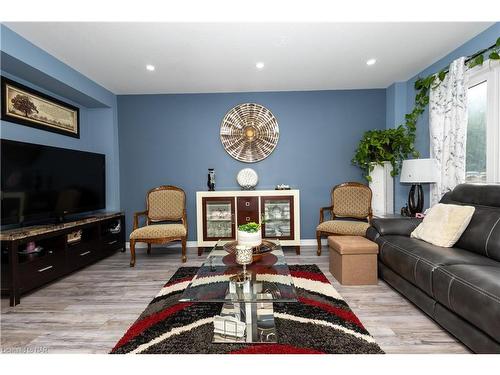 44 Haney Drive, Thorold, ON - Indoor Photo Showing Living Room