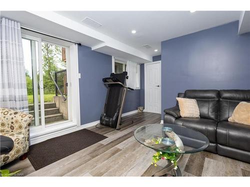 44 Haney Drive, Thorold, ON - Indoor Photo Showing Living Room