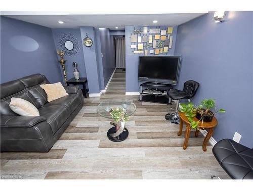 44 Haney Drive, Thorold, ON - Indoor Photo Showing Living Room