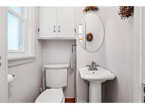 32 Forest Hill Road, St. Catharines, ON - Indoor Photo Showing Bathroom