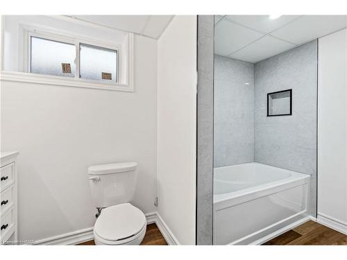 7422 Dorchester Road, Niagara Falls, ON - Indoor Photo Showing Bathroom
