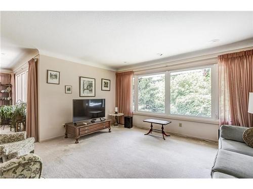 27 Cartier Drive, St. Catharines, ON - Indoor Photo Showing Living Room