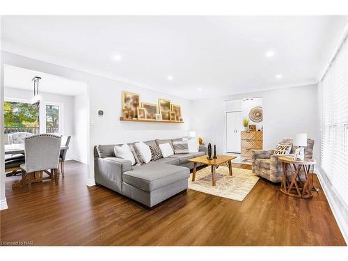 6940 Coach Drive, Niagara Falls, ON - Indoor Photo Showing Living Room