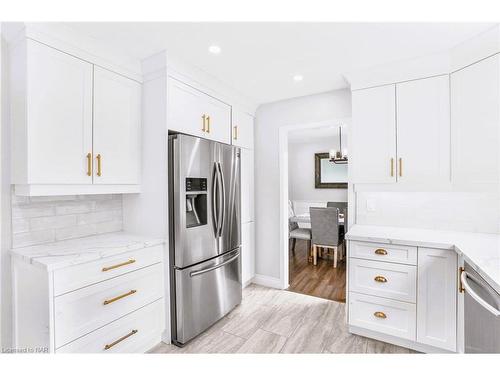 6940 Coach Drive, Niagara Falls, ON - Indoor Photo Showing Kitchen