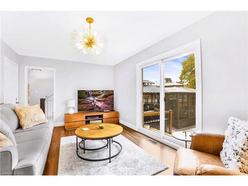 6940 Coach Drive, Niagara Falls, ON - Indoor Photo Showing Living Room