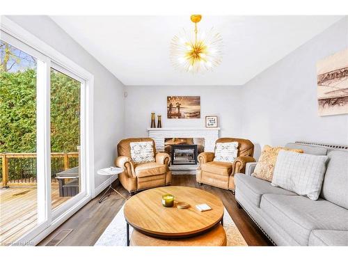 6940 Coach Drive, Niagara Falls, ON - Indoor Photo Showing Living Room With Fireplace