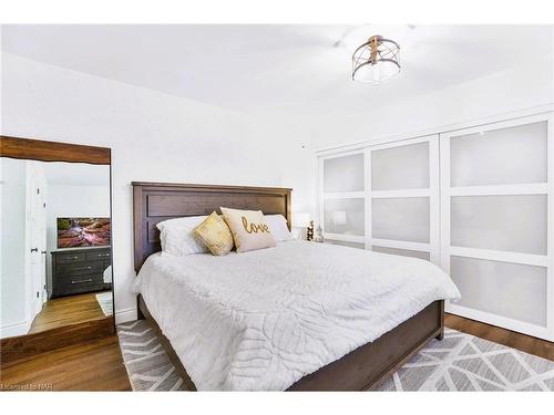 6940 Coach Drive, Niagara Falls, ON - Indoor Photo Showing Bedroom