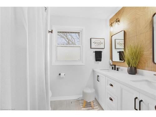 6940 Coach Drive, Niagara Falls, ON - Indoor Photo Showing Bathroom