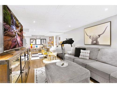 6940 Coach Drive, Niagara Falls, ON - Indoor Photo Showing Living Room