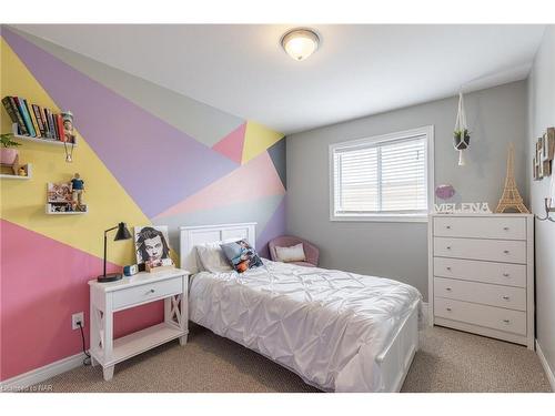 8466 Kelsey Crescent, Niagara Falls, ON - Indoor Photo Showing Bedroom