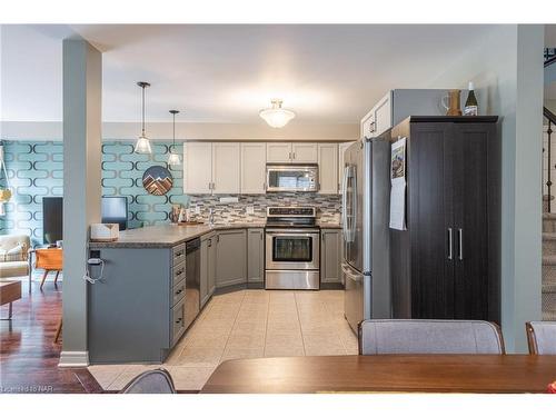 8466 Kelsey Crescent, Niagara Falls, ON - Indoor Photo Showing Kitchen With Upgraded Kitchen