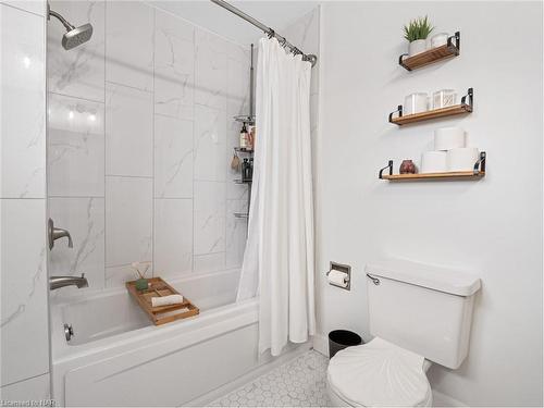 3327 Cattell Drive, Niagara Falls, ON - Indoor Photo Showing Bathroom