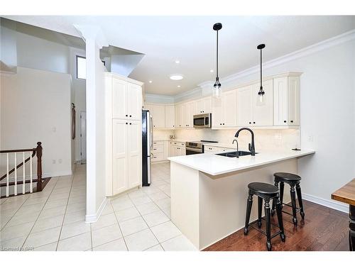 2457 Walker Court, Niagara Falls, ON - Indoor Photo Showing Kitchen With Upgraded Kitchen