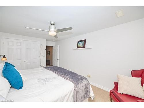 2457 Walker Court, Niagara Falls, ON - Indoor Photo Showing Bedroom