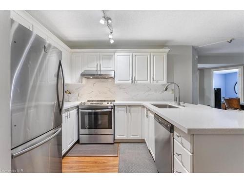 211-2010 Cleaver Avenue, Burlington, ON - Indoor Photo Showing Kitchen With Stainless Steel Kitchen With Upgraded Kitchen