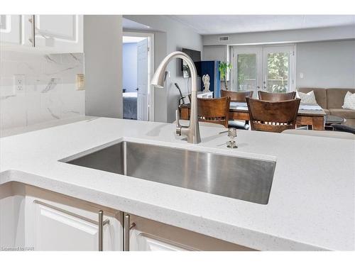 211-2010 Cleaver Avenue, Burlington, ON - Indoor Photo Showing Kitchen