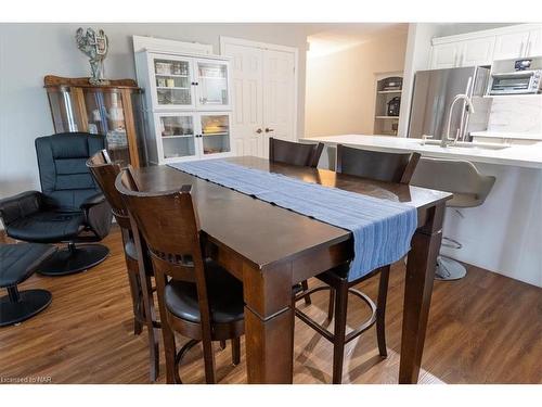 211-2010 Cleaver Avenue, Burlington, ON - Indoor Photo Showing Dining Room