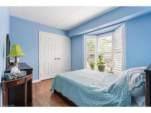 211-2010 Cleaver Avenue, Burlington, ON - Indoor Photo Showing Bedroom