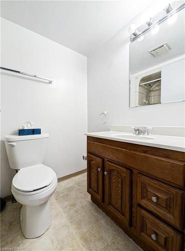 305-4692 Crysler Avenue, Niagara Falls, ON - Indoor Photo Showing Bathroom