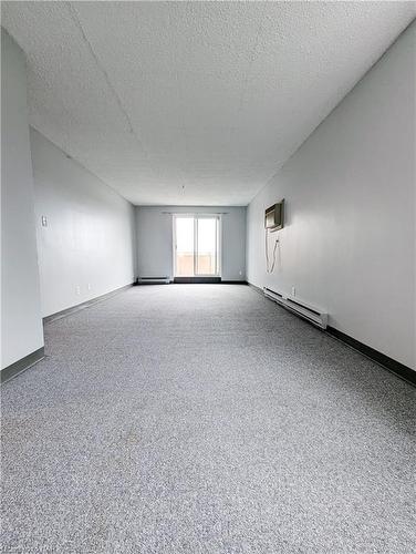 305-4692 Crysler Avenue, Niagara Falls, ON - Indoor Photo Showing Other Room