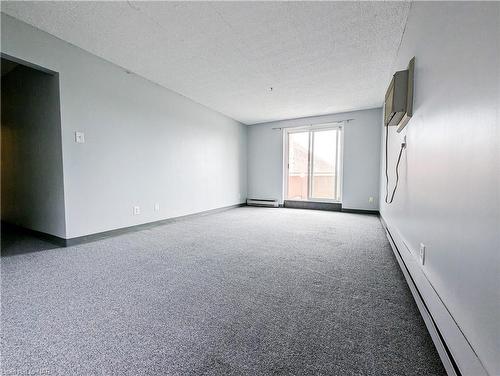 305-4692 Crysler Avenue, Niagara Falls, ON - Indoor Photo Showing Other Room