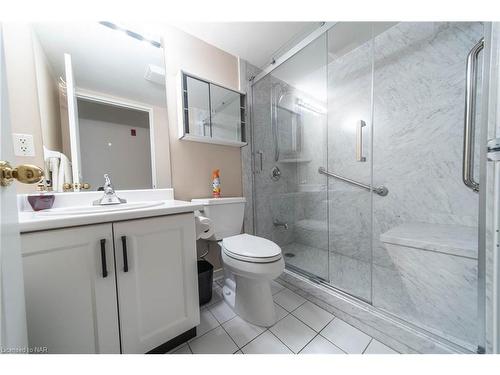 209-8111 Forest Glen Drive, Niagara Falls, ON - Indoor Photo Showing Bathroom