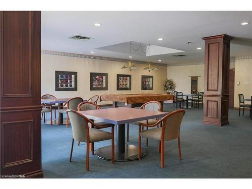 209-8111 Forest Glen Drive, Niagara Falls, ON - Indoor Photo Showing Dining Room