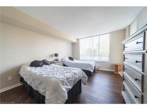 209-8111 Forest Glen Drive, Niagara Falls, ON - Indoor Photo Showing Bedroom