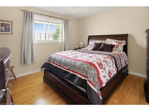 6990 Concord Crescent, Niagara Falls, ON - Indoor Photo Showing Bedroom