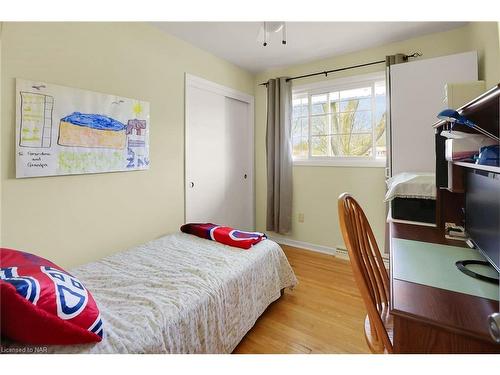 6990 Concord Crescent, Niagara Falls, ON - Indoor Photo Showing Bedroom