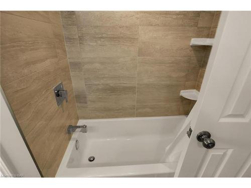 6990 Concord Crescent, Niagara Falls, ON - Indoor Photo Showing Bathroom
