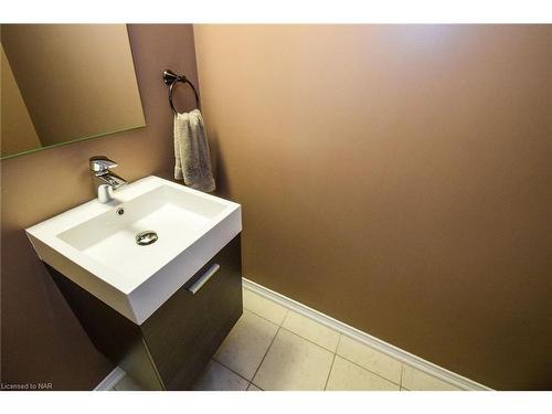 8683 Dogwood Crescent, Niagara Falls, ON - Indoor Photo Showing Bathroom