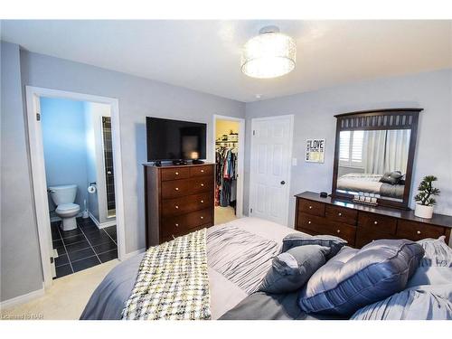 8683 Dogwood Crescent, Niagara Falls, ON - Indoor Photo Showing Bedroom