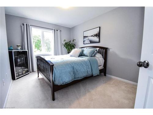 8683 Dogwood Crescent, Niagara Falls, ON - Indoor Photo Showing Bedroom