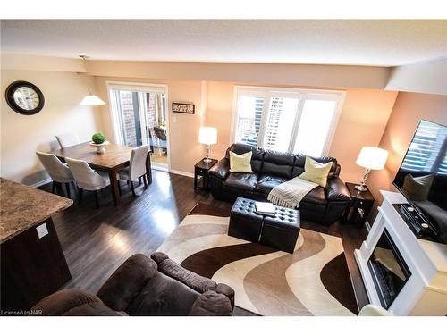8683 Dogwood Crescent, Niagara Falls, ON - Indoor Photo Showing Living Room