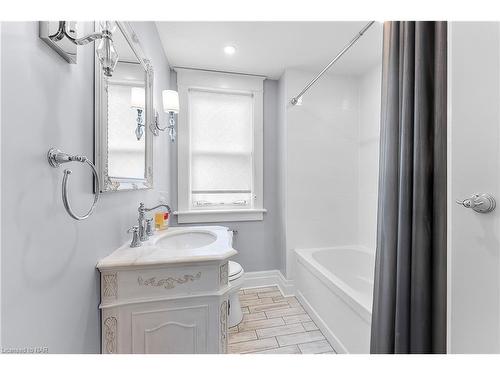 4862 Fourth Avenue, Niagara Falls, ON - Indoor Photo Showing Bathroom