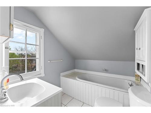 4862 Fourth Avenue, Niagara Falls, ON - Indoor Photo Showing Bathroom