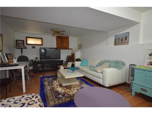 16 Belfast Road S, Fort Erie, ON - Indoor Photo Showing Living Room