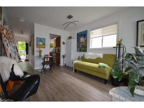 16 Belfast Road S, Fort Erie, ON - Indoor Photo Showing Living Room