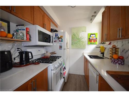 16 Belfast Road S, Fort Erie, ON - Indoor Photo Showing Kitchen