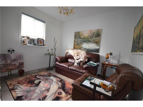 16 Belfast Road S, Fort Erie, ON - Indoor Photo Showing Living Room