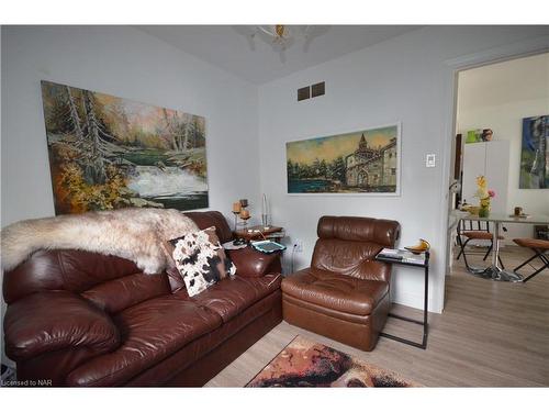 16 Belfast Road S, Fort Erie, ON - Indoor Photo Showing Living Room