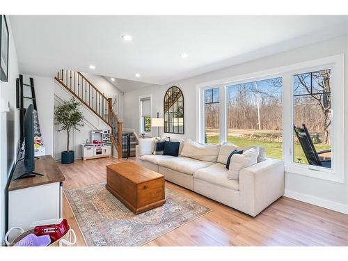 2913 Ridgemount Road, Fort Erie, ON - Indoor Photo Showing Living Room