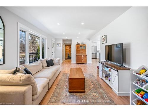 2913 Ridgemount Road, Fort Erie, ON - Indoor Photo Showing Living Room