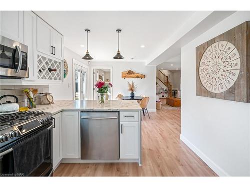 2913 Ridgemount Road, Fort Erie, ON - Indoor Photo Showing Kitchen With Upgraded Kitchen