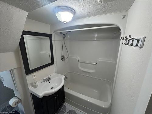 277 Central Avenue, Fort Erie, ON - Indoor Photo Showing Bathroom