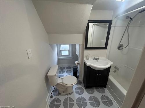 277 Central Avenue, Fort Erie, ON - Indoor Photo Showing Bathroom